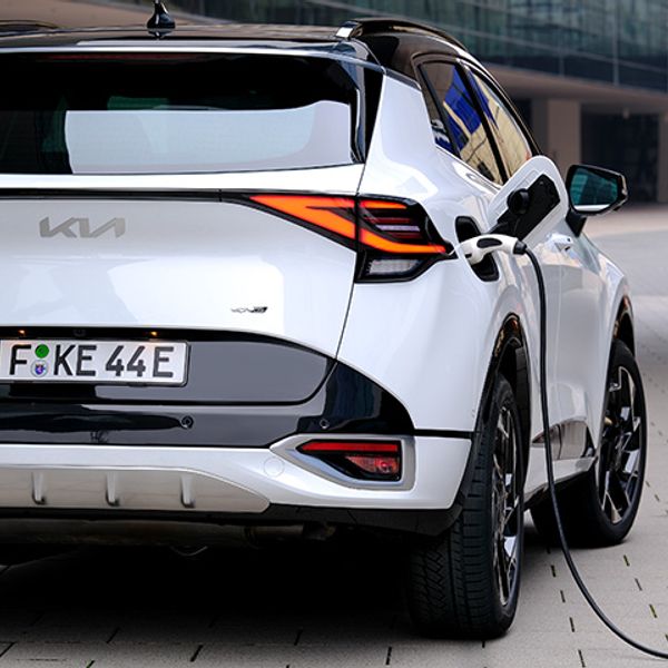 Kia Sportage PHEV rear static, charging, German registration plates