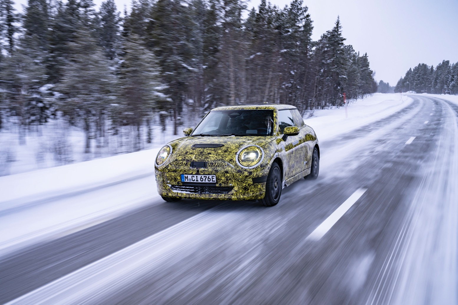 New generation electric MINI, prototype, winter testing, front action