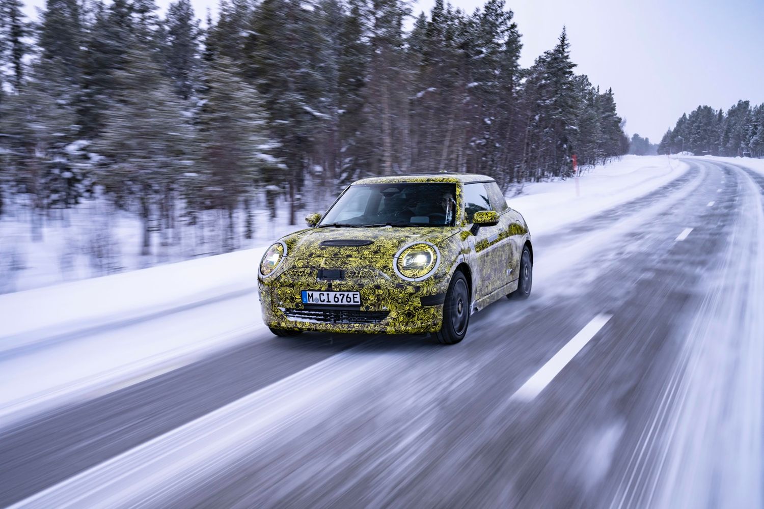 New generation electric MINI, prototype, winter testing, front action