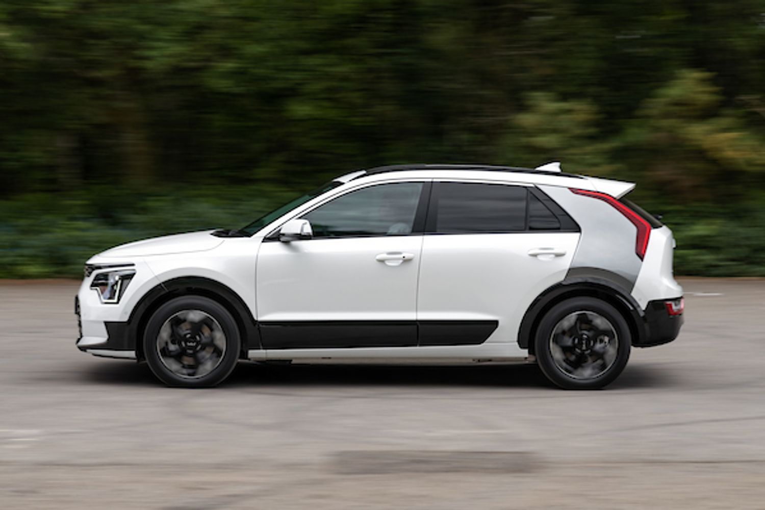 Kia Niro ev, white, action shot, side angle