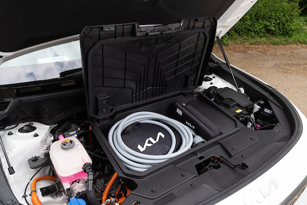 Kia Niro ev, white, shows charging cable