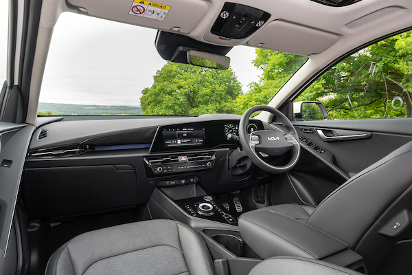 kia Niro ev, shows cockpit, steering wheel, windscreen